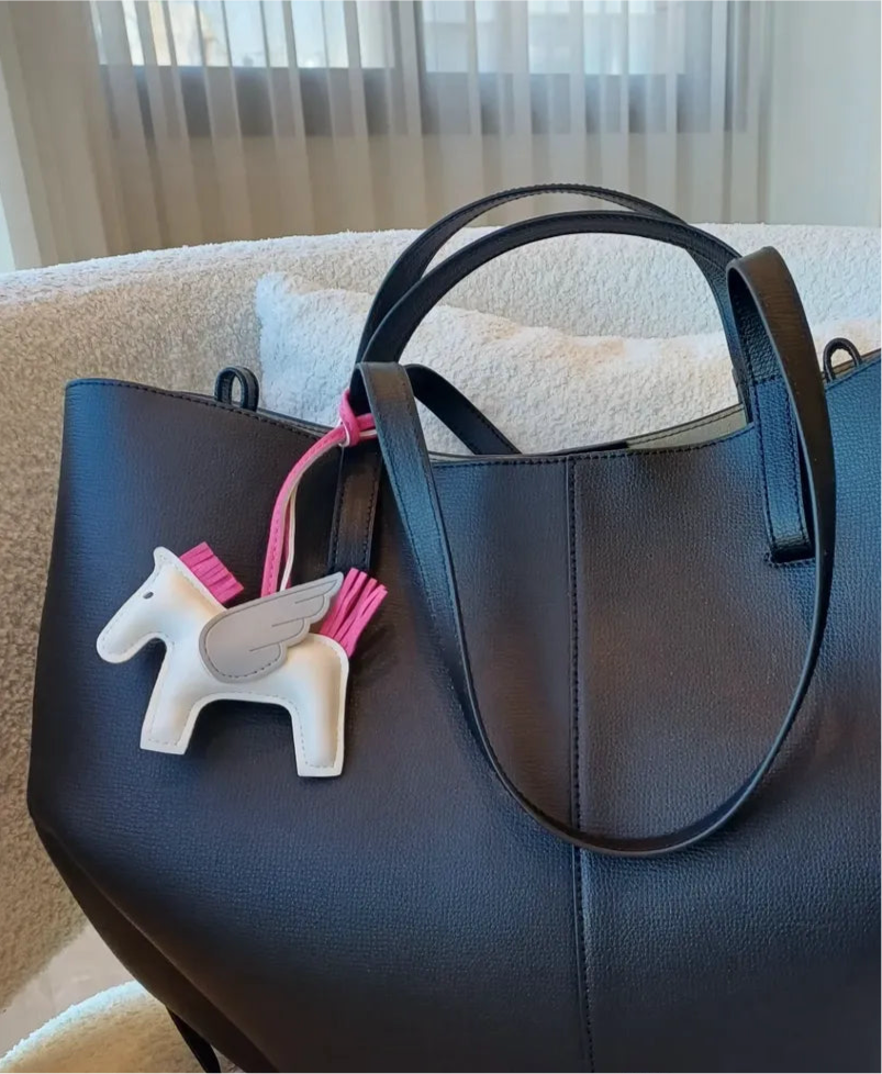 Přívěsek na koně ve tvaru letícího koně – bílý/růžový