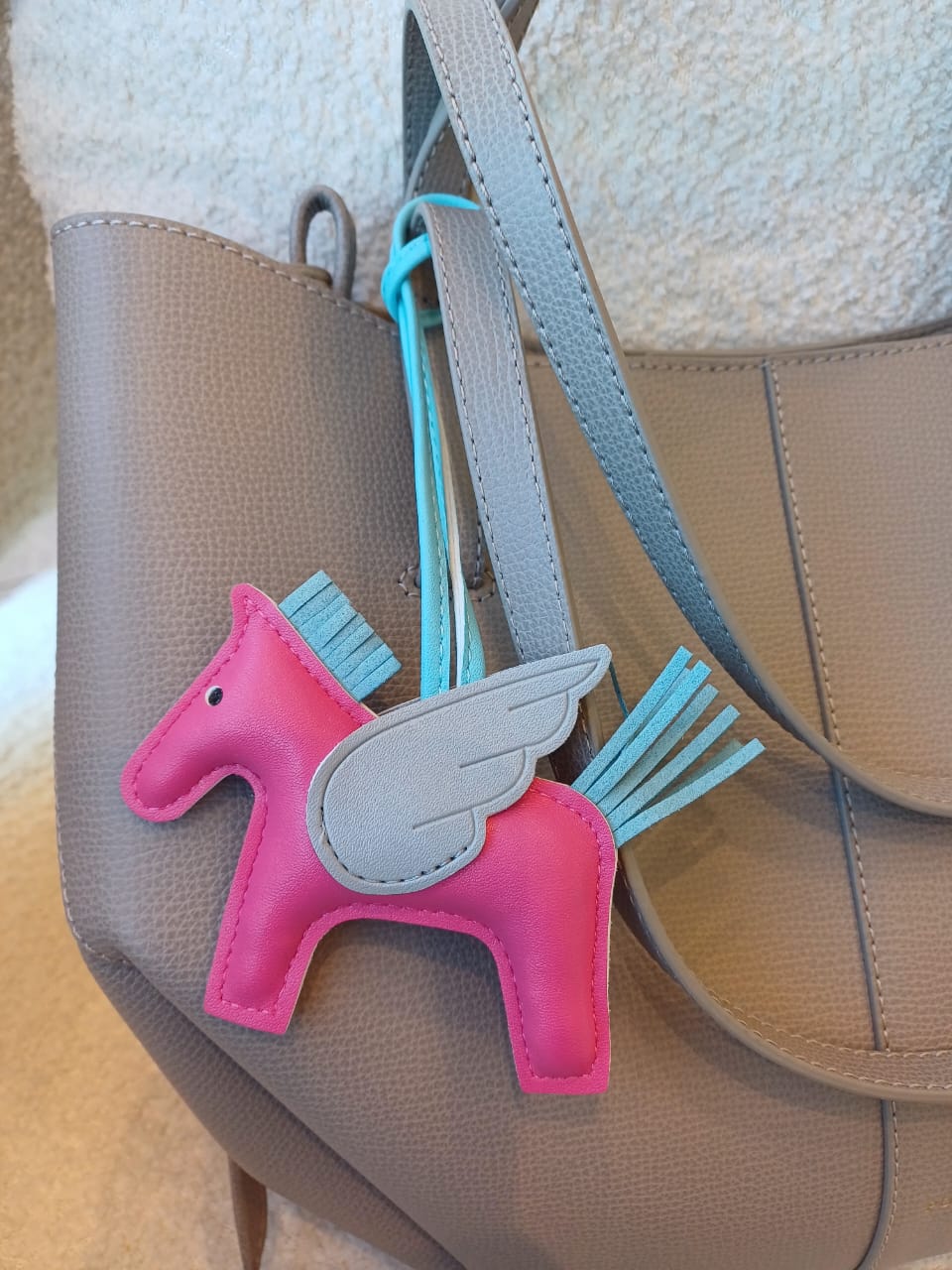 Přívěšek s létajícím koněm – růžový