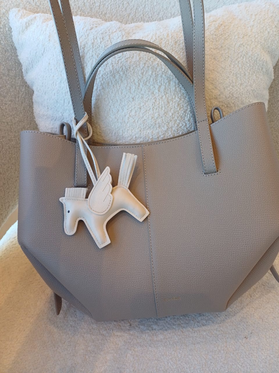 Přívěšek s koněm ve tvaru letu – krémová bílá