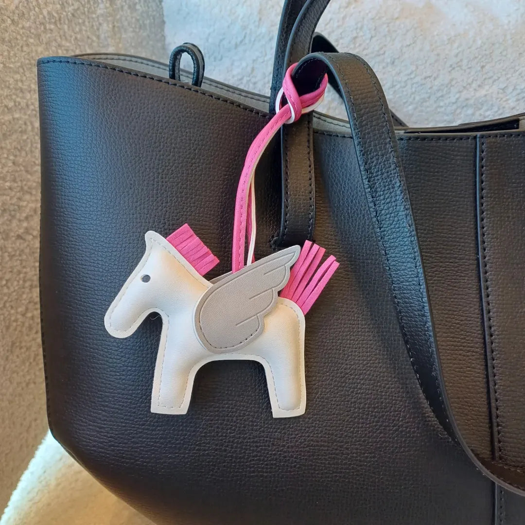 Přívěsek na koně ve tvaru letícího koně – bílý/růžový