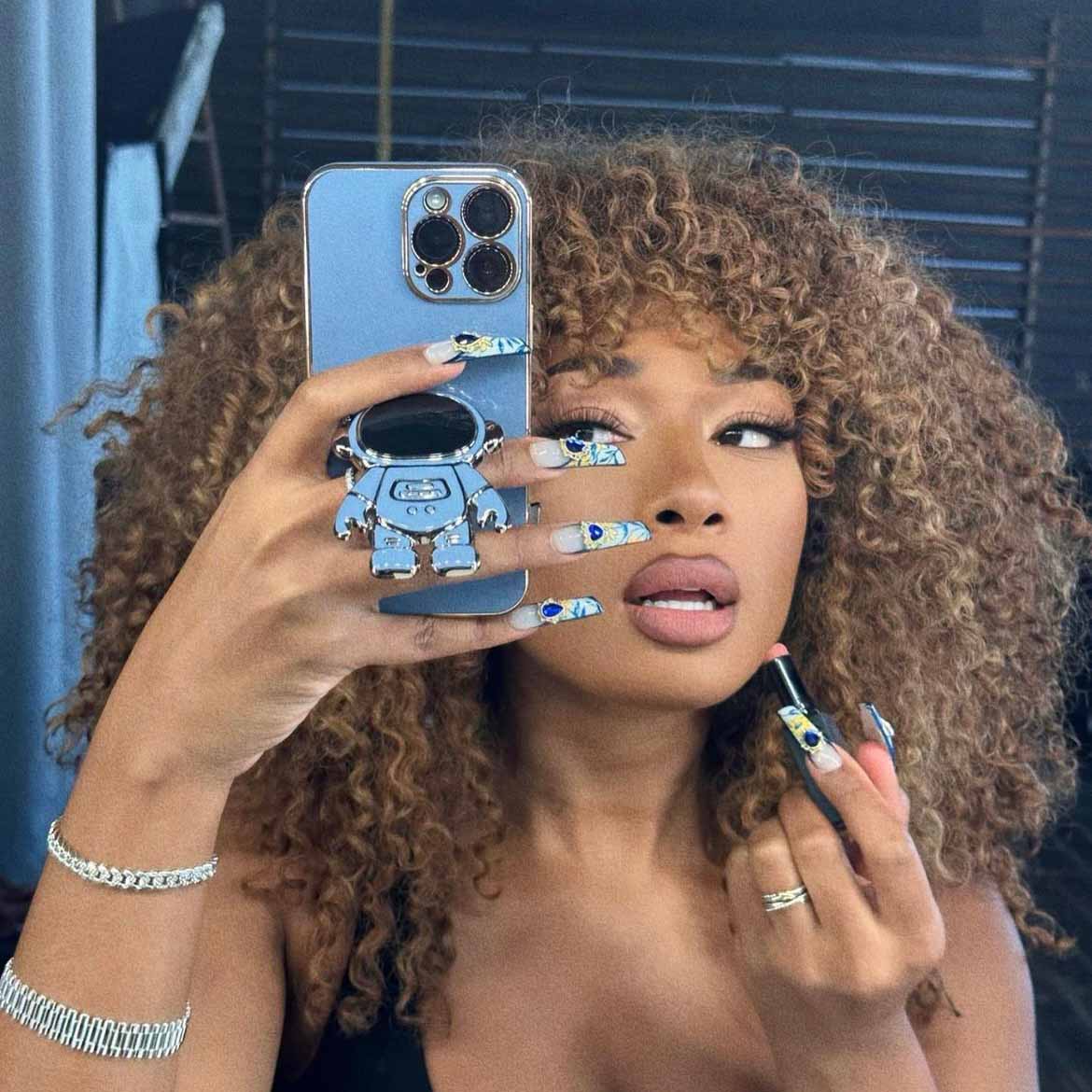 Pouzdro na iPhone 3D astronaut ve vesmíru (iPhone 13/12 Mini, 7/8 Plus, 7/8/SE)