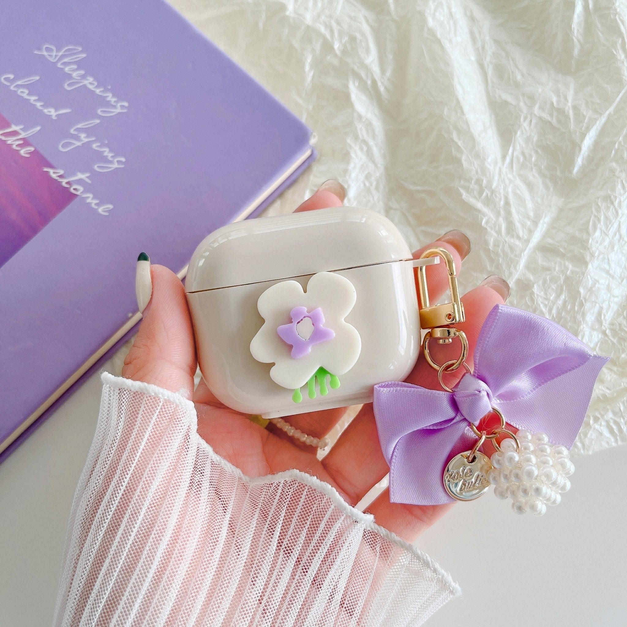 Fialový kryt na AirPods s mašlí