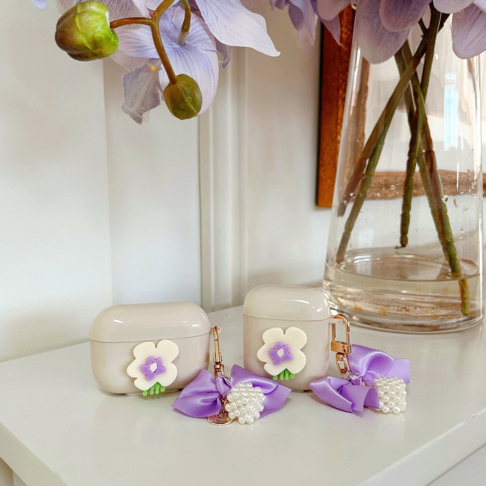 Fialový kryt na AirPods s mašlí