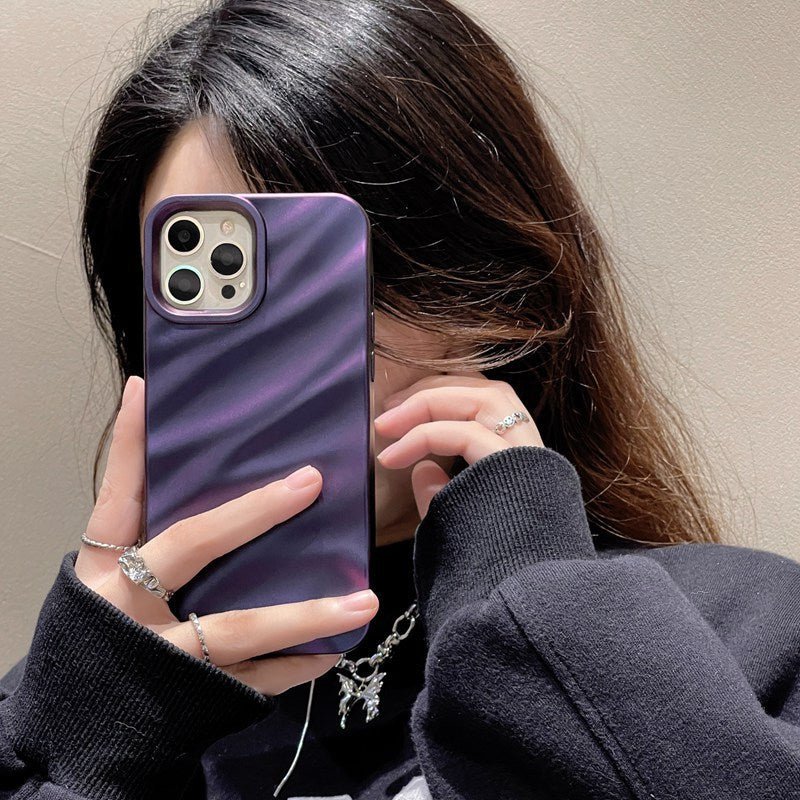 Fialová chromová ripplesí ochranný kryt na iPhone