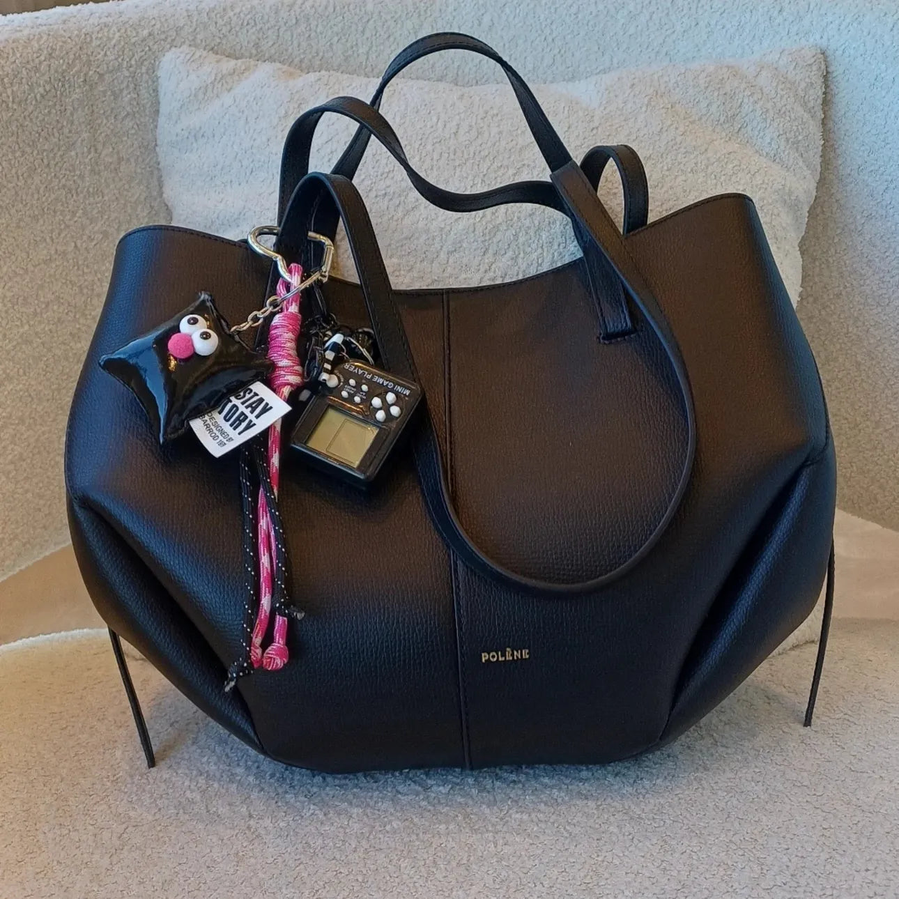 Set mini herního přehrávače a polštáře se přívěskem – Černá