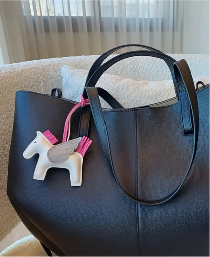 Přívěsek na koně ve tvaru letícího koně – bílý/růžový