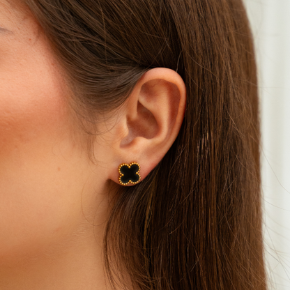 Bílé náušnice s perlami