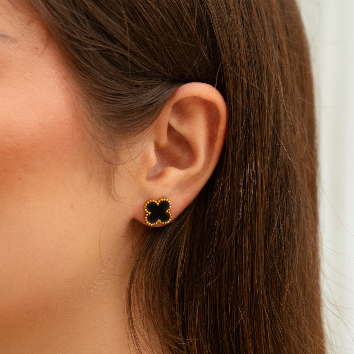 Bílé náušnice s perlami