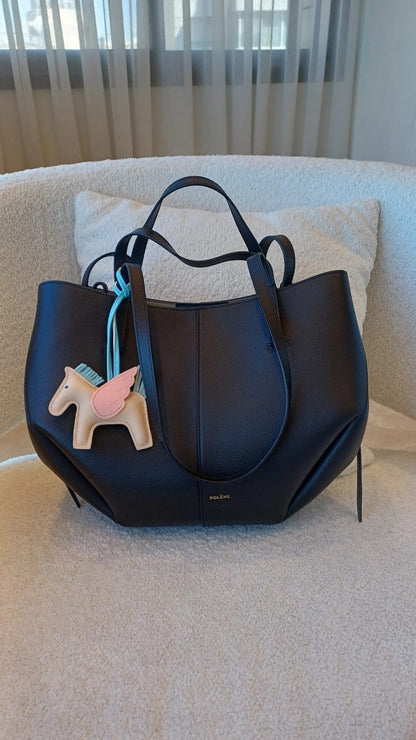 Přívěsek s koněm ve vzduchu – béžová/modrá