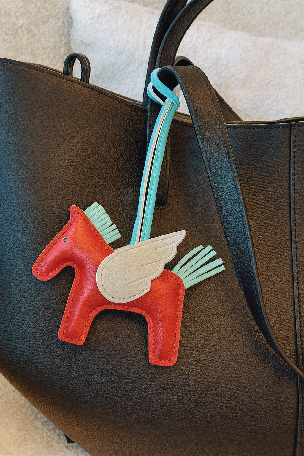 Přívěsek s koněm ve letu – Červená