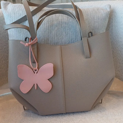 Růžová motýlí přívěsek