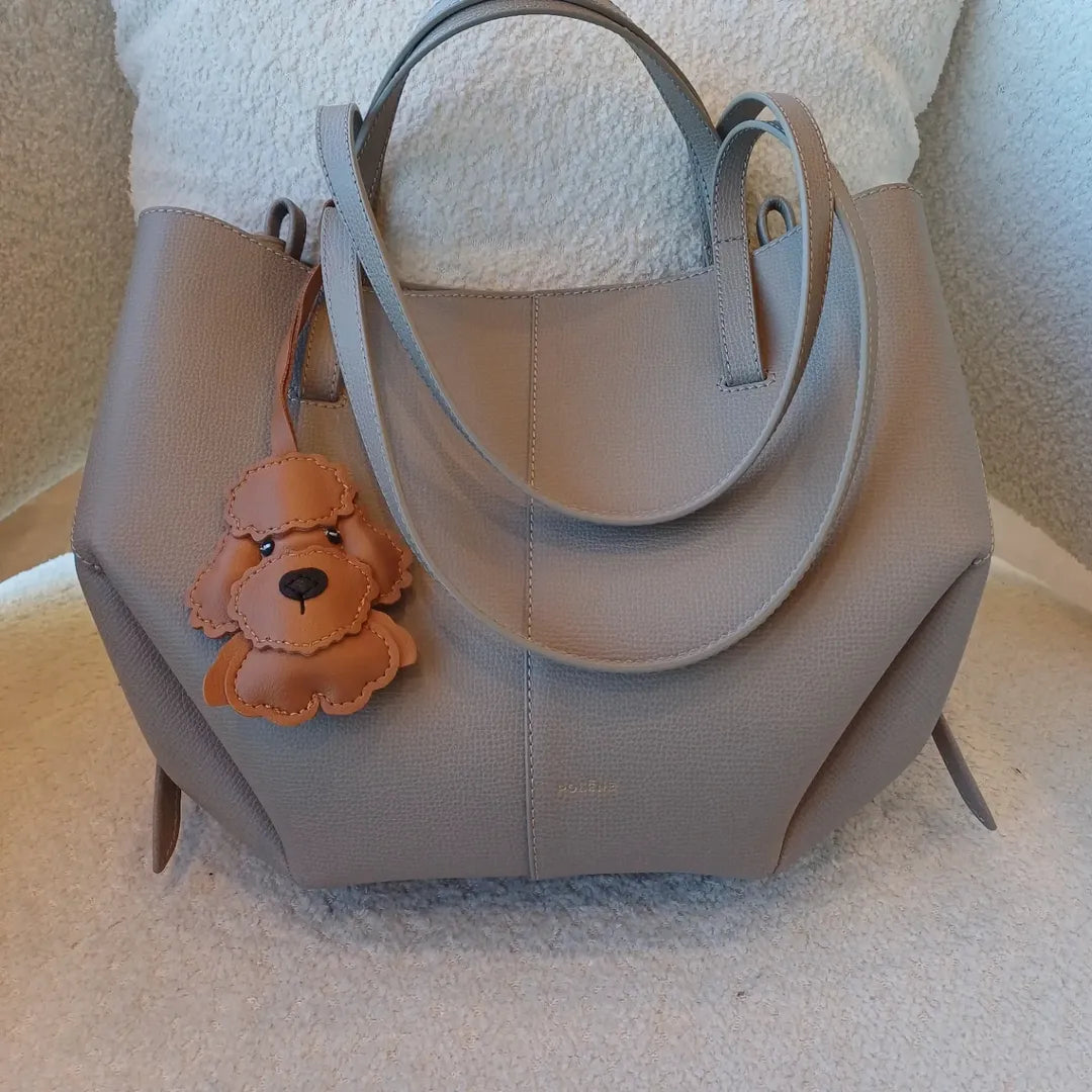 Hnědá přívěsek s pudlem