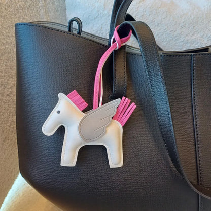 Přívěsek na koně ve tvaru letícího koně – bílý/růžový