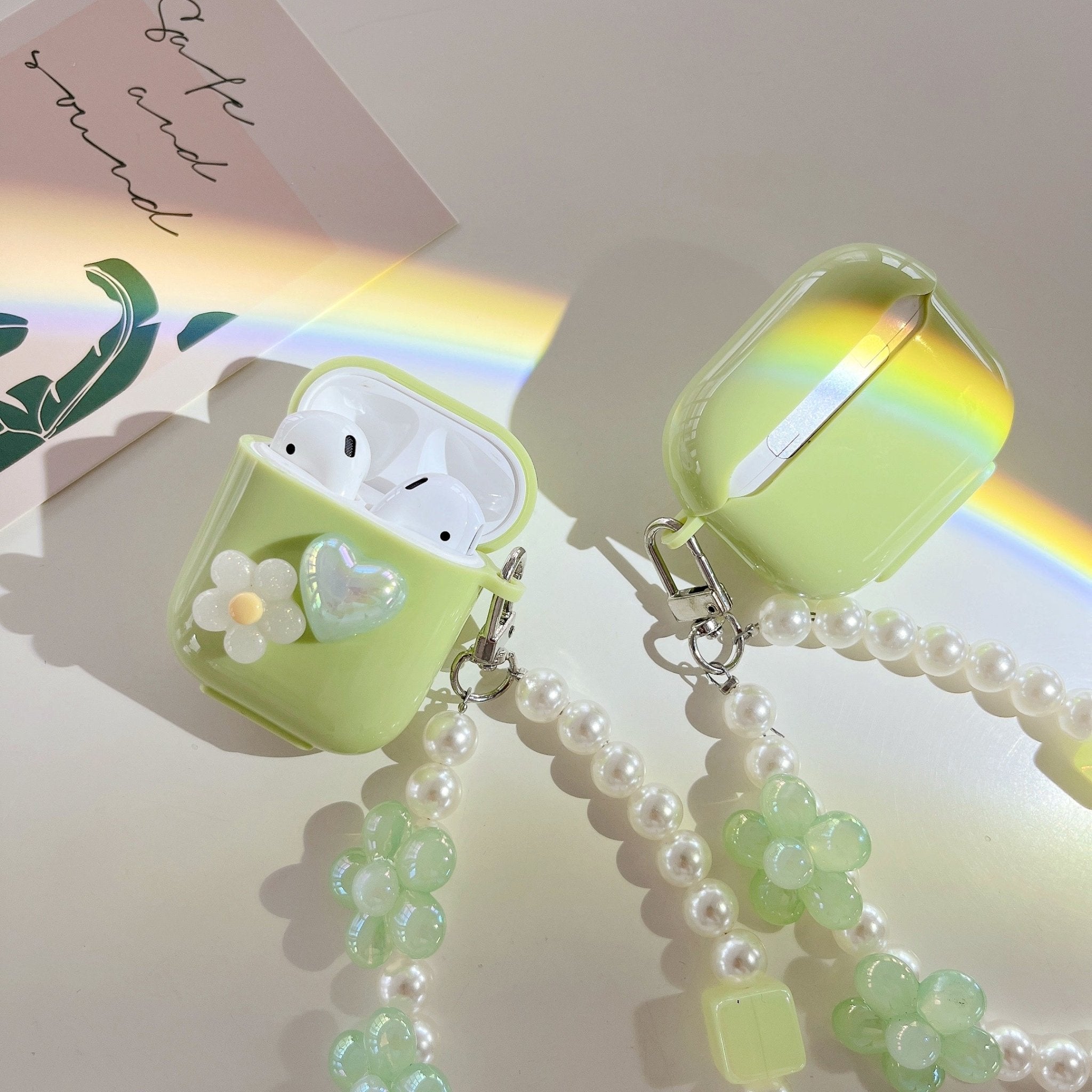 Zelený obal na AirPods s perlovým řetízkem