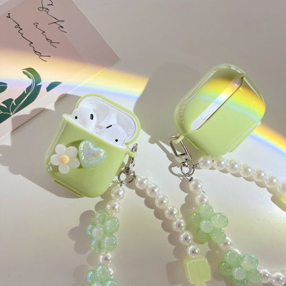 Zelený obal na AirPods s perlovým řetízkem