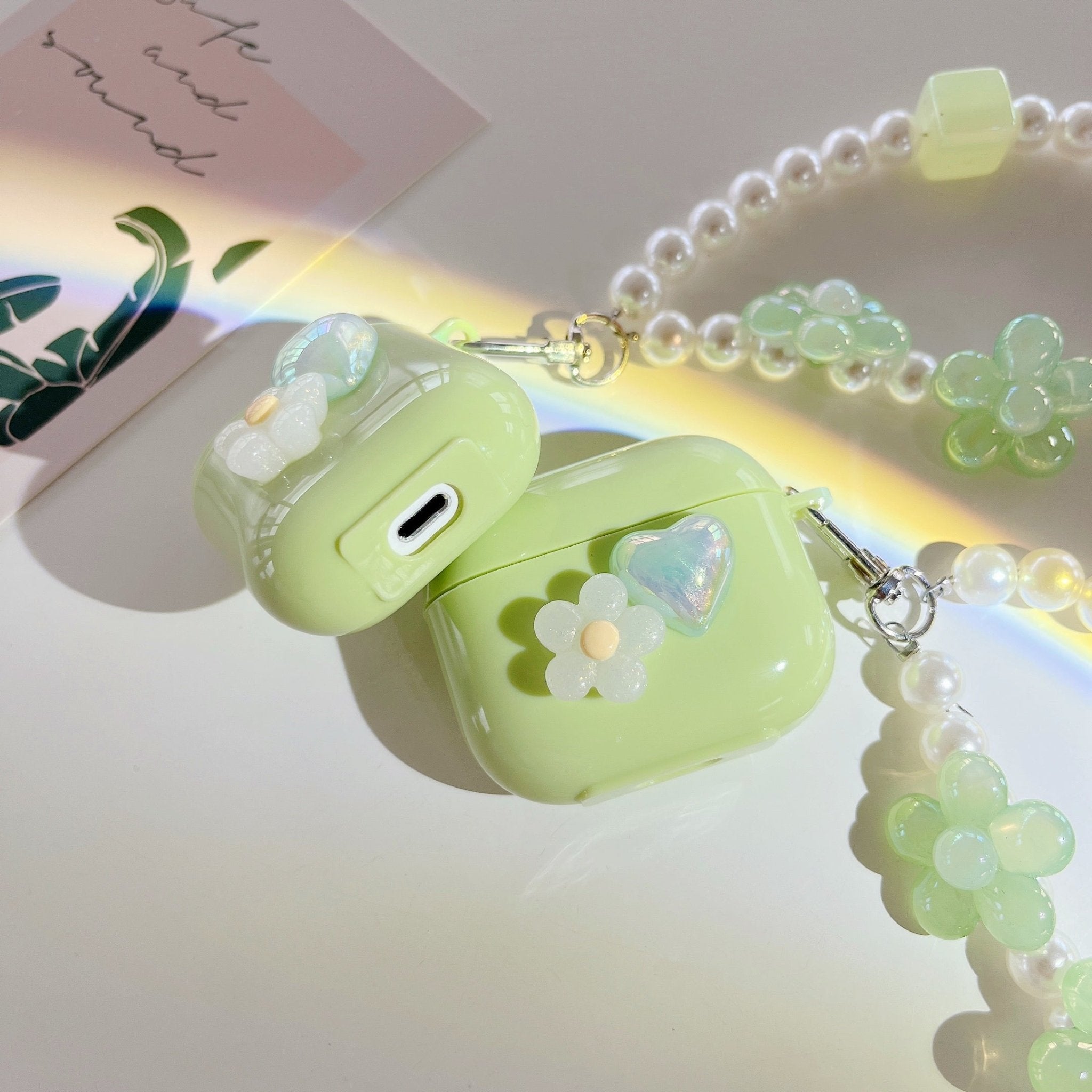 Zelený obal na AirPods s perlovým řetízkem