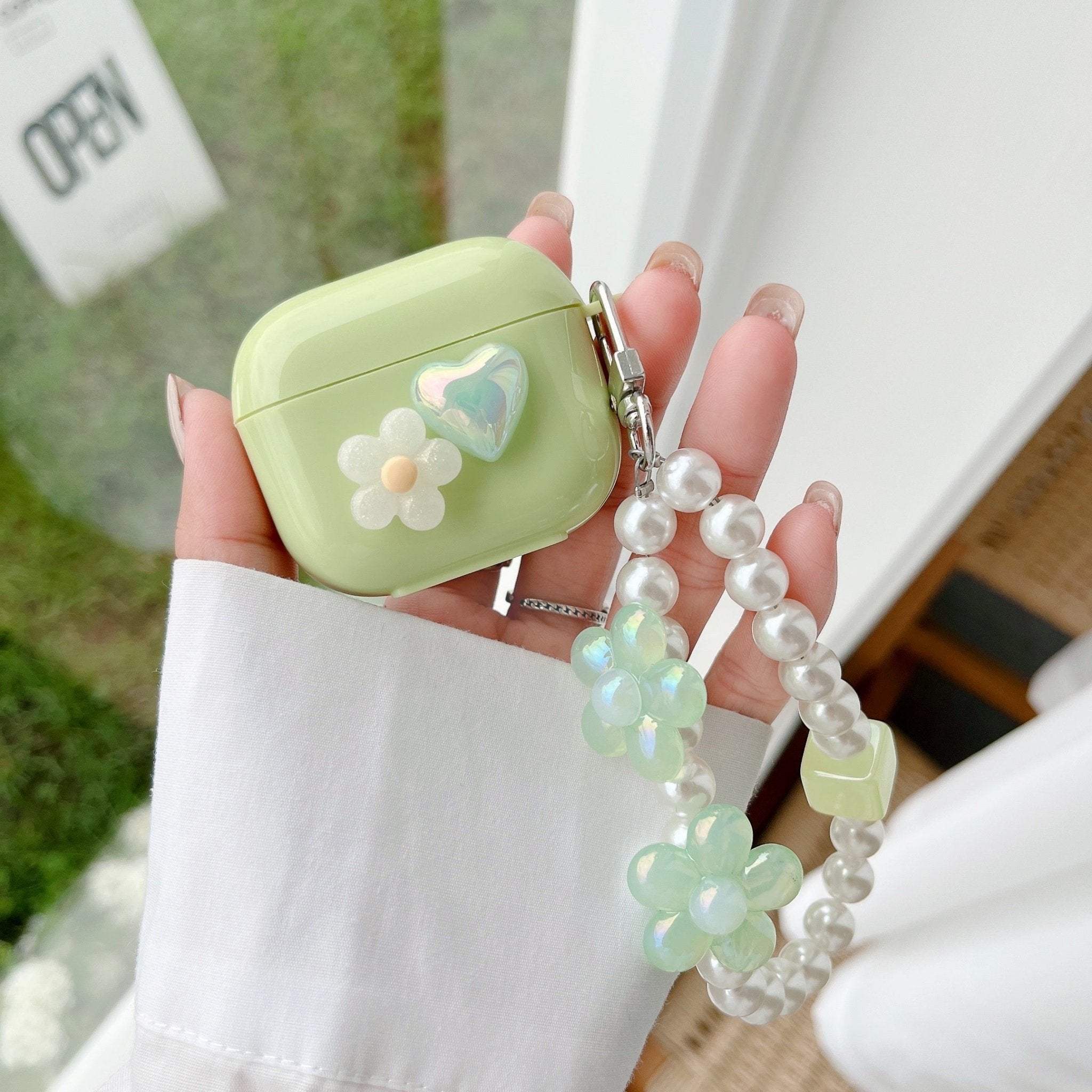 Zelený obal na AirPods s perlovým řetízkem