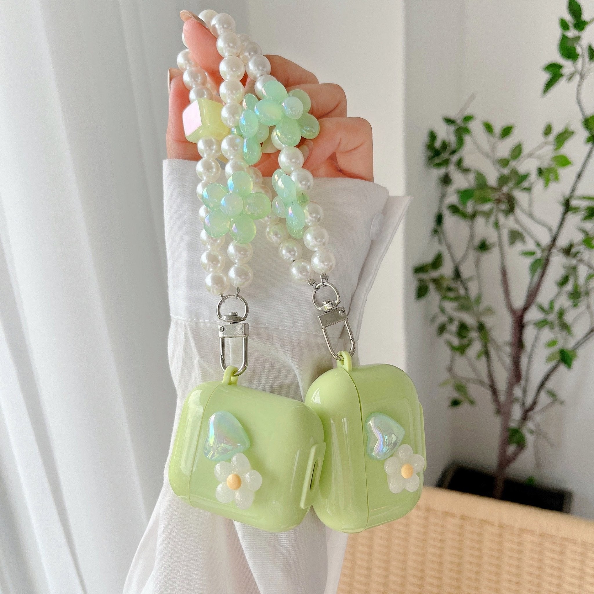 Zelený obal na AirPods s perlovým řetízkem