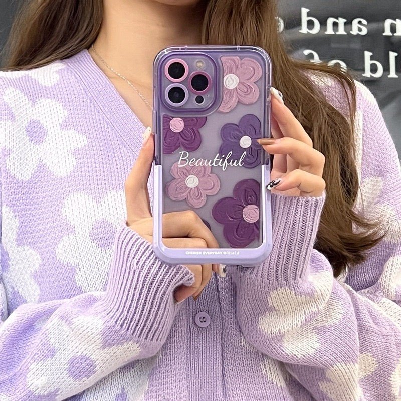 Fialové květiny na ochranném krytu iPhone s stojánkem