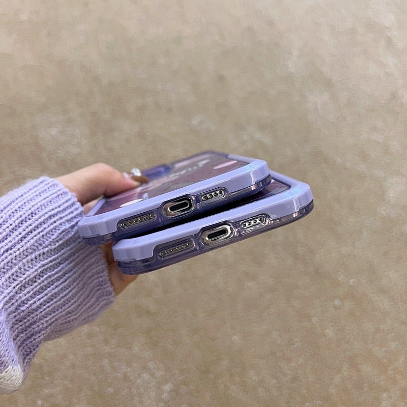 Fialové květiny na ochranném krytu iPhone s stojánkem