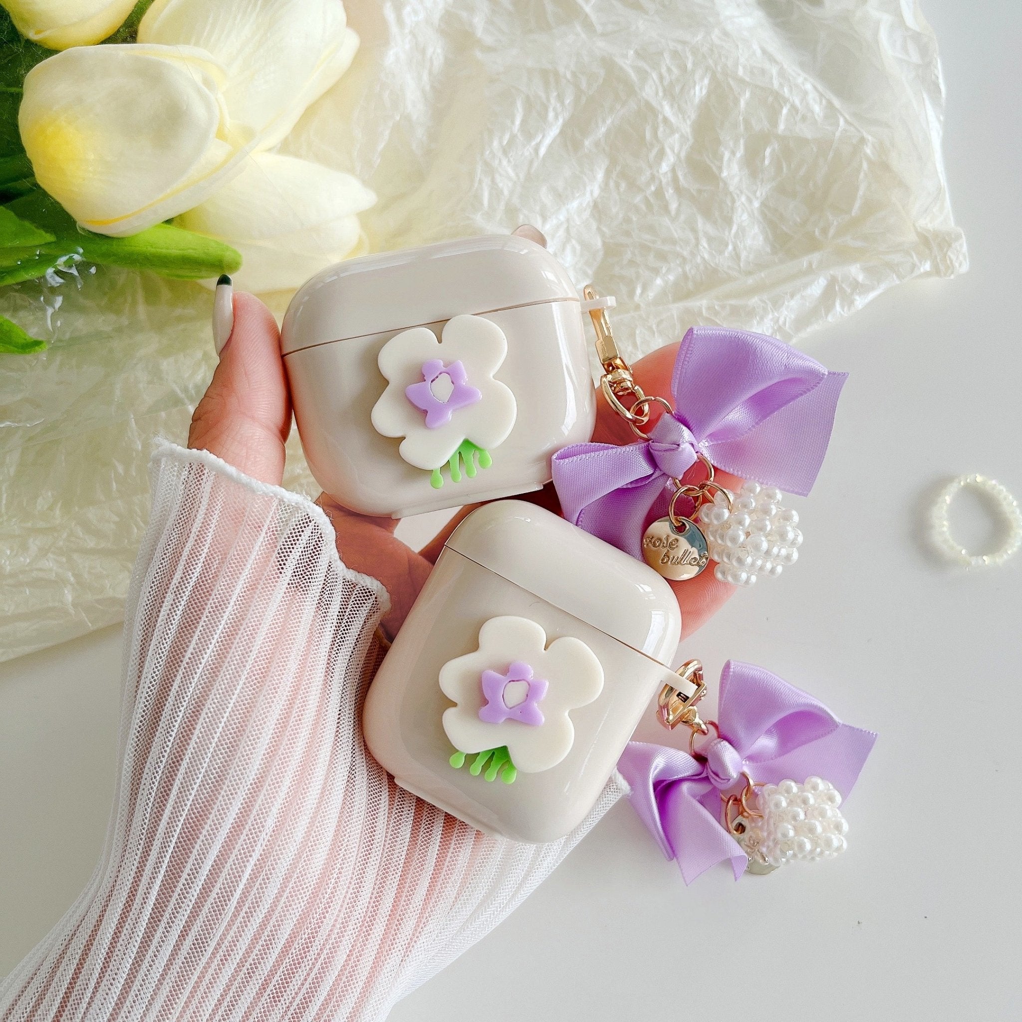 Fialový kryt na AirPods s mašlí