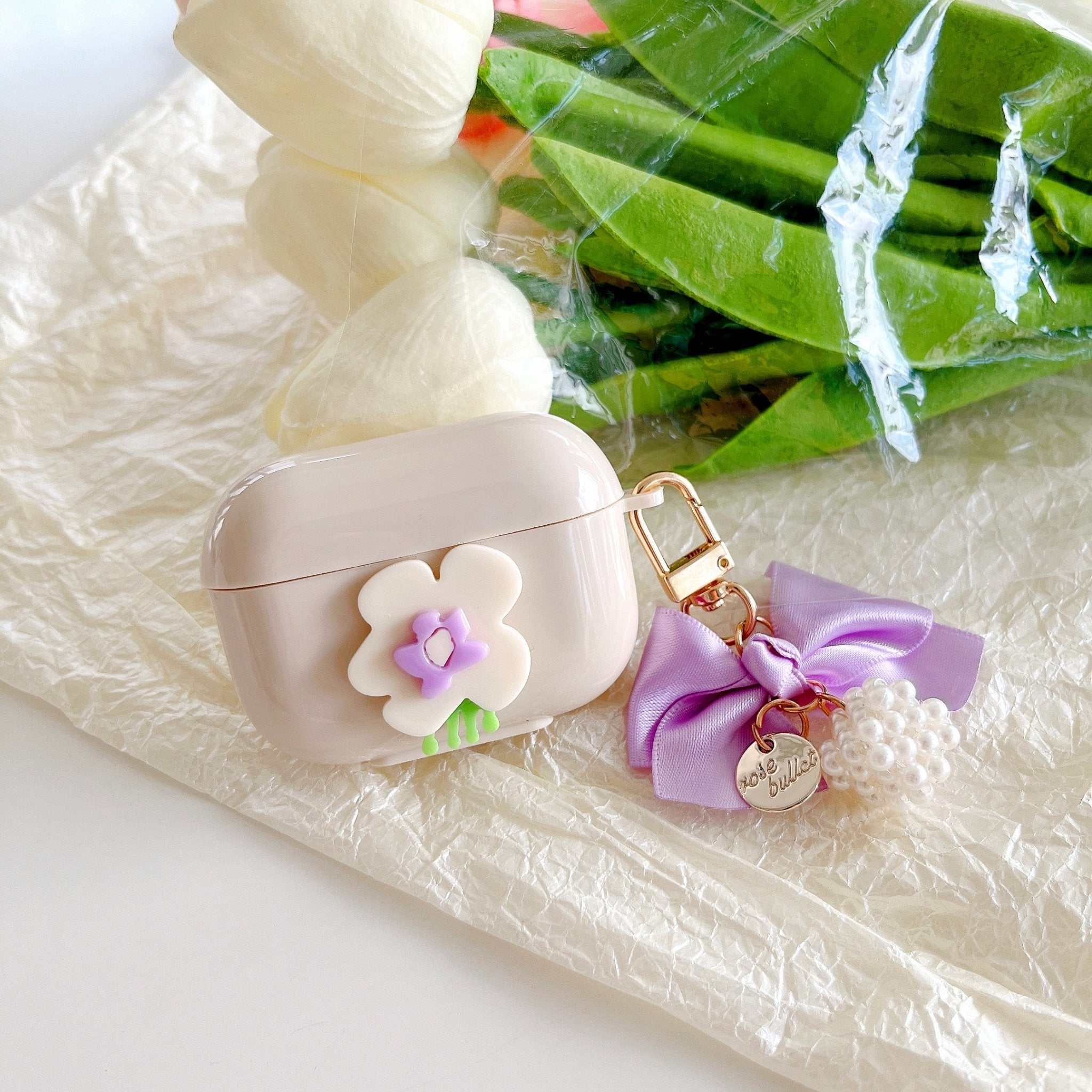 Fialový kryt na AirPods s mašlí