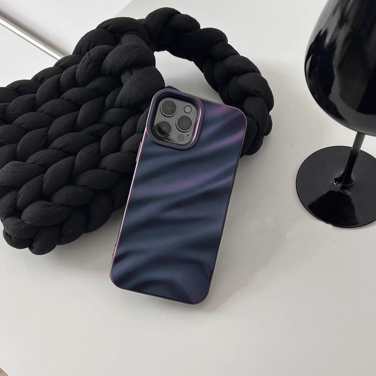 Fialová chromová ripplesí ochranný kryt na iPhone