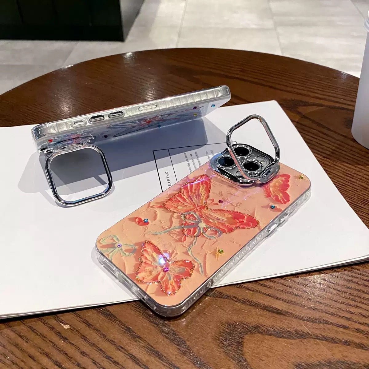 Ružový motýľový obal na iPhone